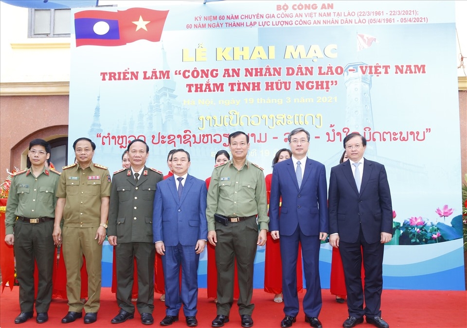 Lao - Vietnam People's Public Security: Attachment and Gratitute Lao - Vietnam People's Public Security: Attachment and Gratitute