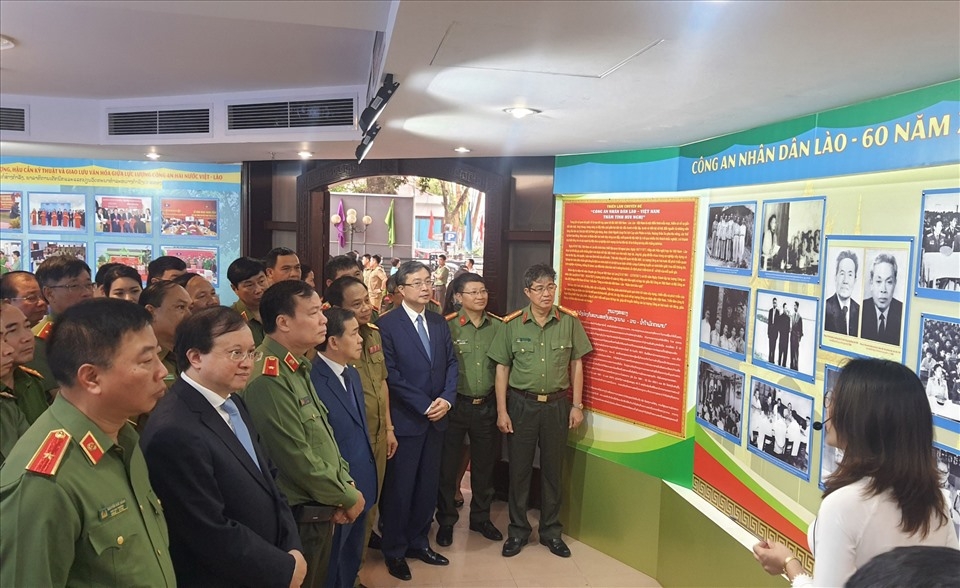 Lao - Vietnam People's Public Security: Attachment and Gratitute Lao - Vietnam People's Public Security: Attachment and Gratitute