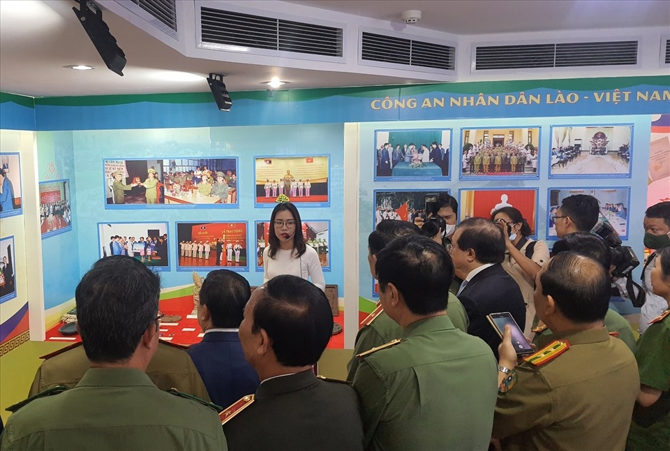 Lao - Vietnam People's Public Security: Attachment and Gratitute Lao - Vietnam People's Public Security: Attachment and Gratitute