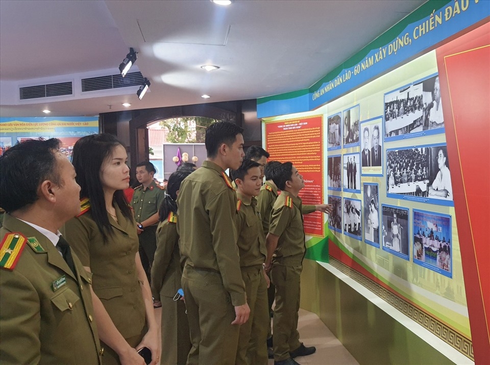 Lao - Vietnam People's Public Security: Attachment and Gratitute Lao - Vietnam People's Public Security: Attachment and Gratitute