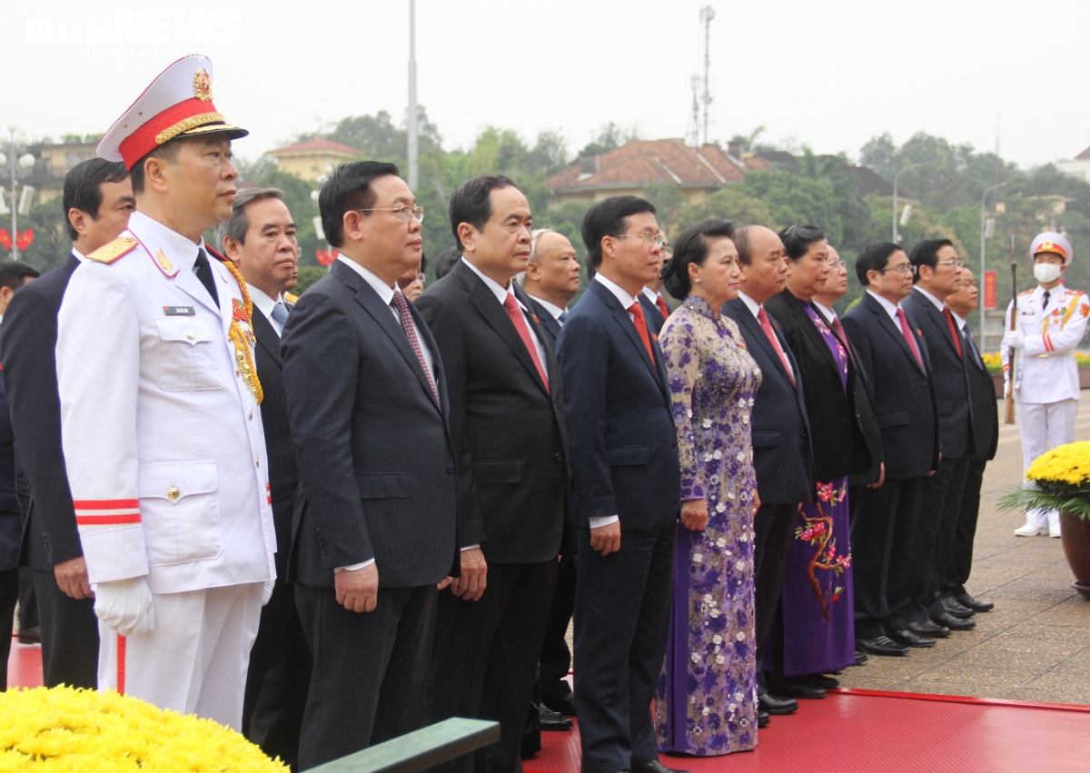 Party, State leaders pay tributes to late President Ho ahead of last NA session Party, State leaders pay tributes to late President Ho ahead of last NA session
