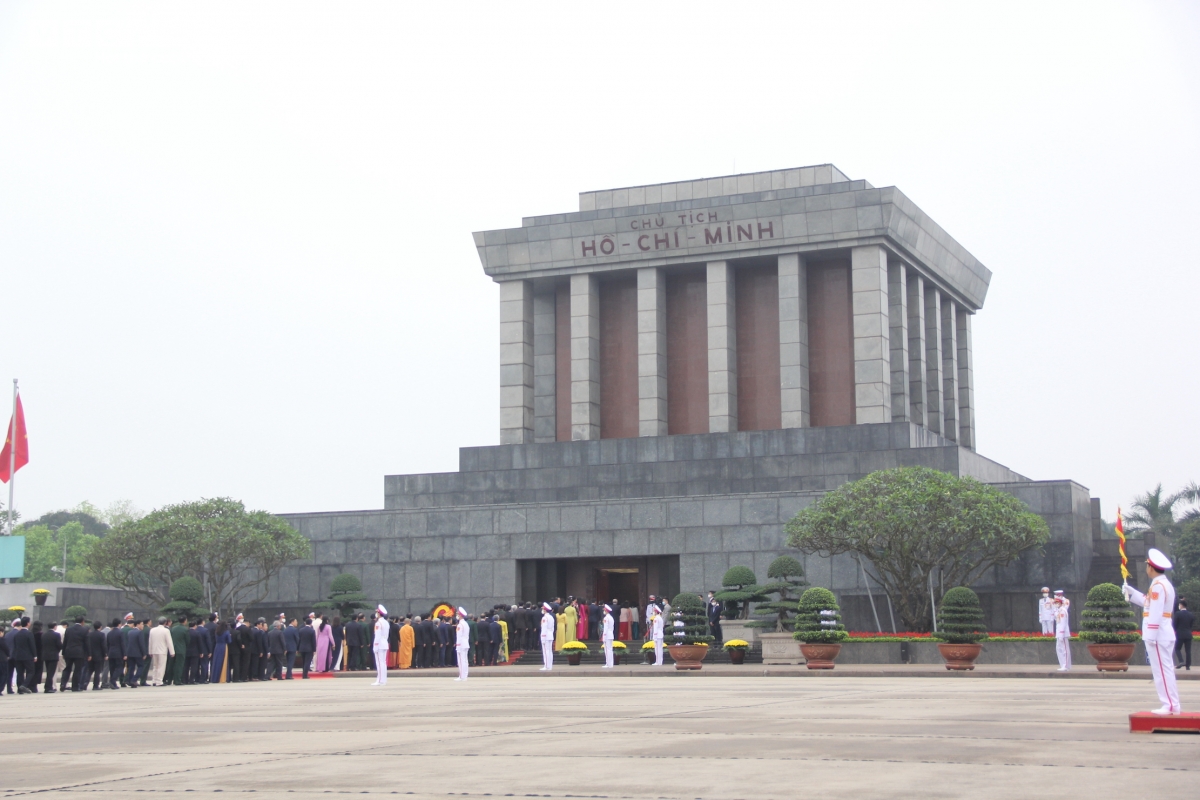 Party, State leaders pay tributes to late President Ho ahead of last NA session Party, State leaders pay tributes to late President Ho ahead of last NA session