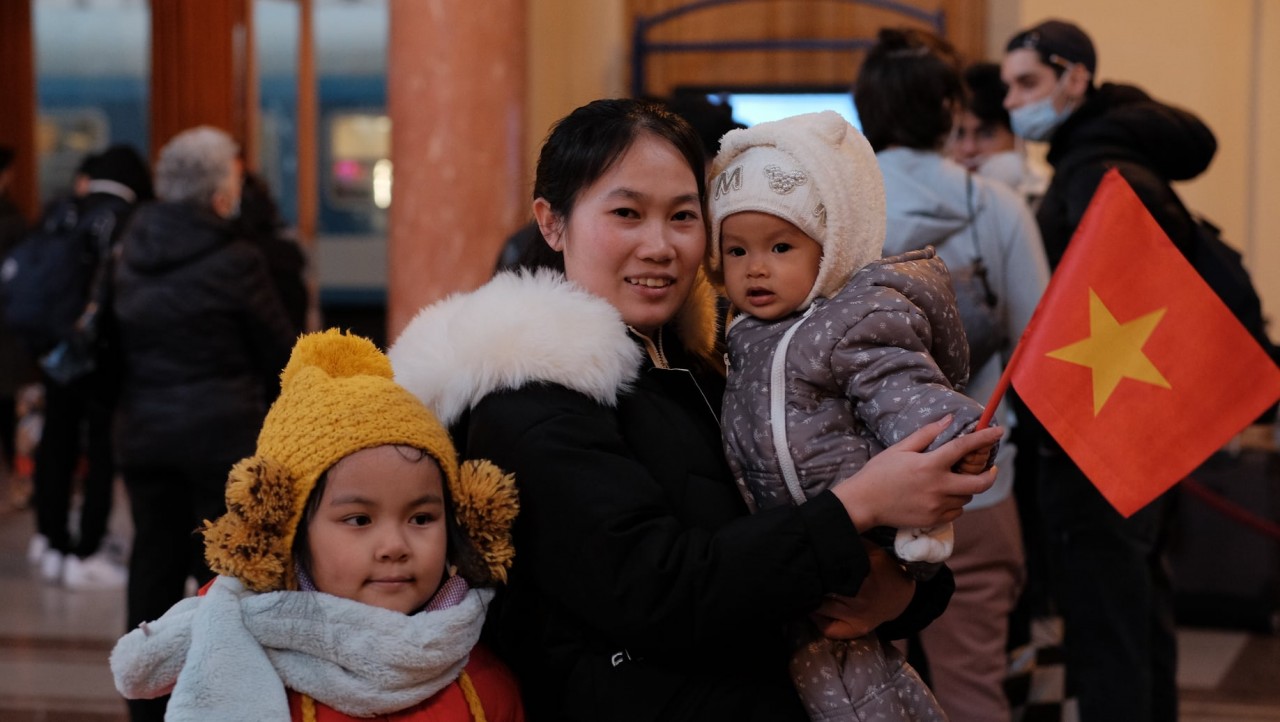 Volunteers at Ukraine border: 'Because we are compatriots' Volunteers at Ukraine border: 'Because we are compatriots'