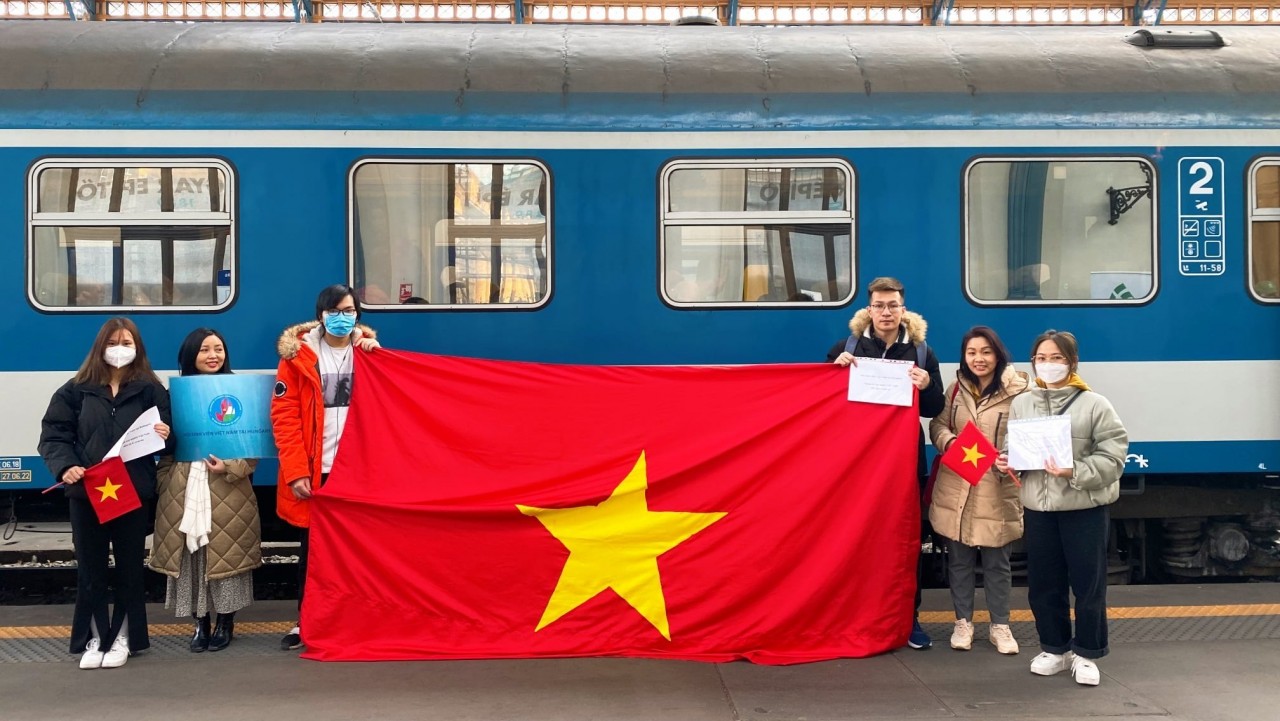 Volunteers at Ukraine border: 'Because we are compatriots' Volunteers at Ukraine border: 'Because we are compatriots'