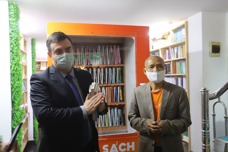 Exclusive ‘book ATM’ launched in Hanoi exclusive book atm launched in hanoi