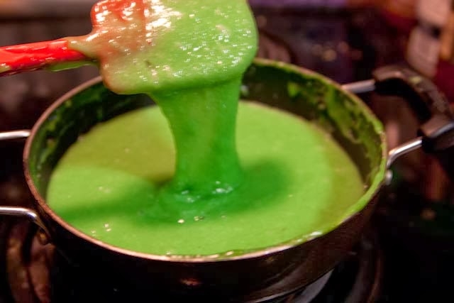 Green rice flake cakes, fine treat of Hanoi green rice flake cakes fine treat of hanoi