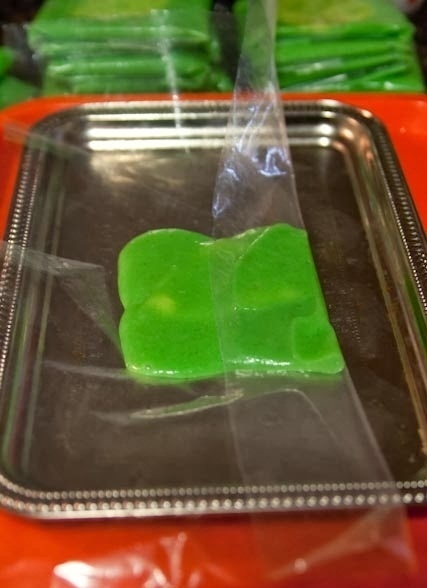 Green rice flake cakes, fine treat of Hanoi green rice flake cakes fine treat of hanoi