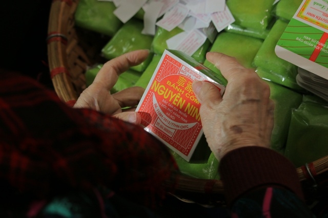 Green rice flake cakes, fine treat of Hanoi green rice flake cakes fine treat of hanoi