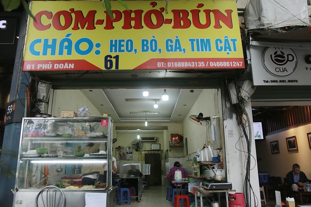Hanoi restaurants install table partitions to curb COVID-19 hanoi restaurants install table partitions to curb covid 19