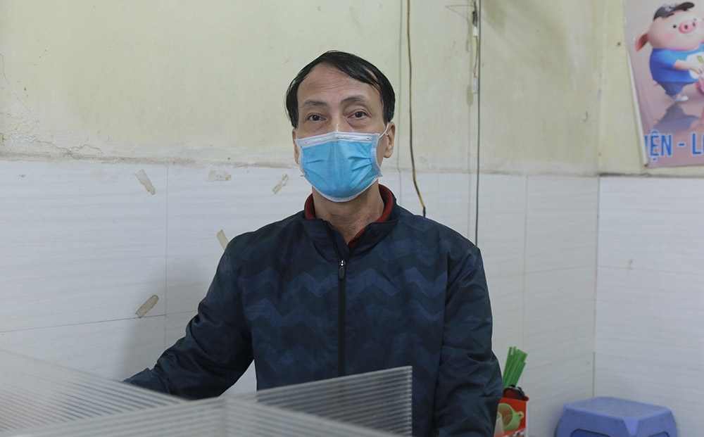 Hanoi restaurants install table partitions to curb COVID-19 hanoi restaurants install table partitions to curb covid 19