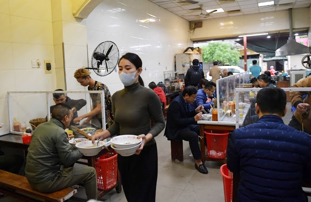 Hanoi restaurants install table partitions to curb COVID-19 hanoi restaurants install table partitions to curb covid 19