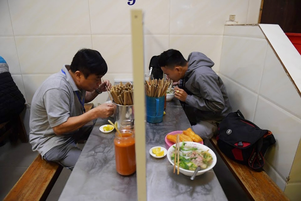 Hanoi restaurants install table partitions to curb COVID-19 hanoi restaurants install table partitions to curb covid 19