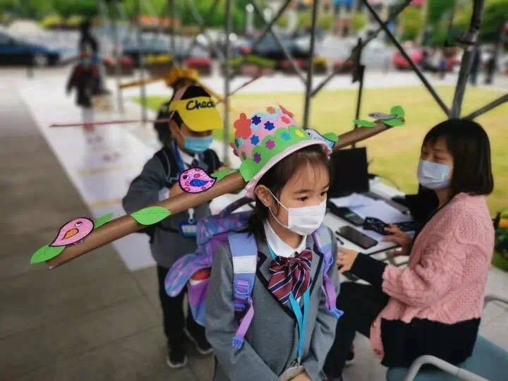 Chinese primary students return schools with self-made ‘distancing hats’ chinese primary students return schools with self made distancing hats
