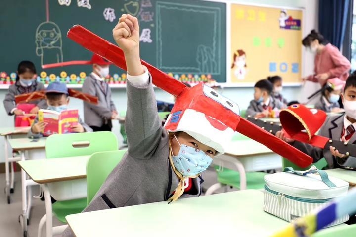 Chinese primary students return schools with self-made ‘distancing hats’ chinese primary students return schools with self made distancing hats