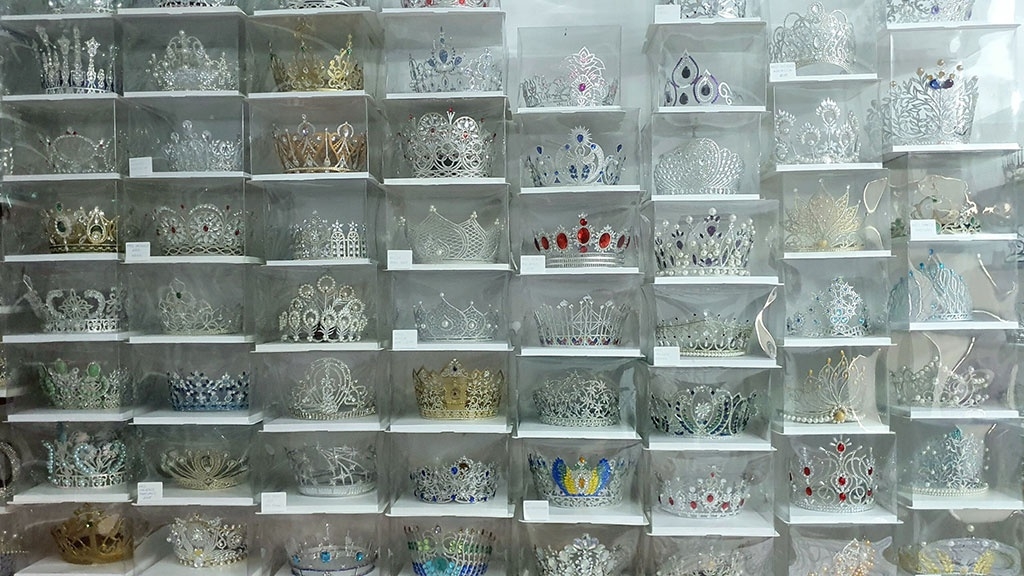 Impressive paper tiara collection of Vietnamese guy Impressive paper tiara collection of Vietnamese guy