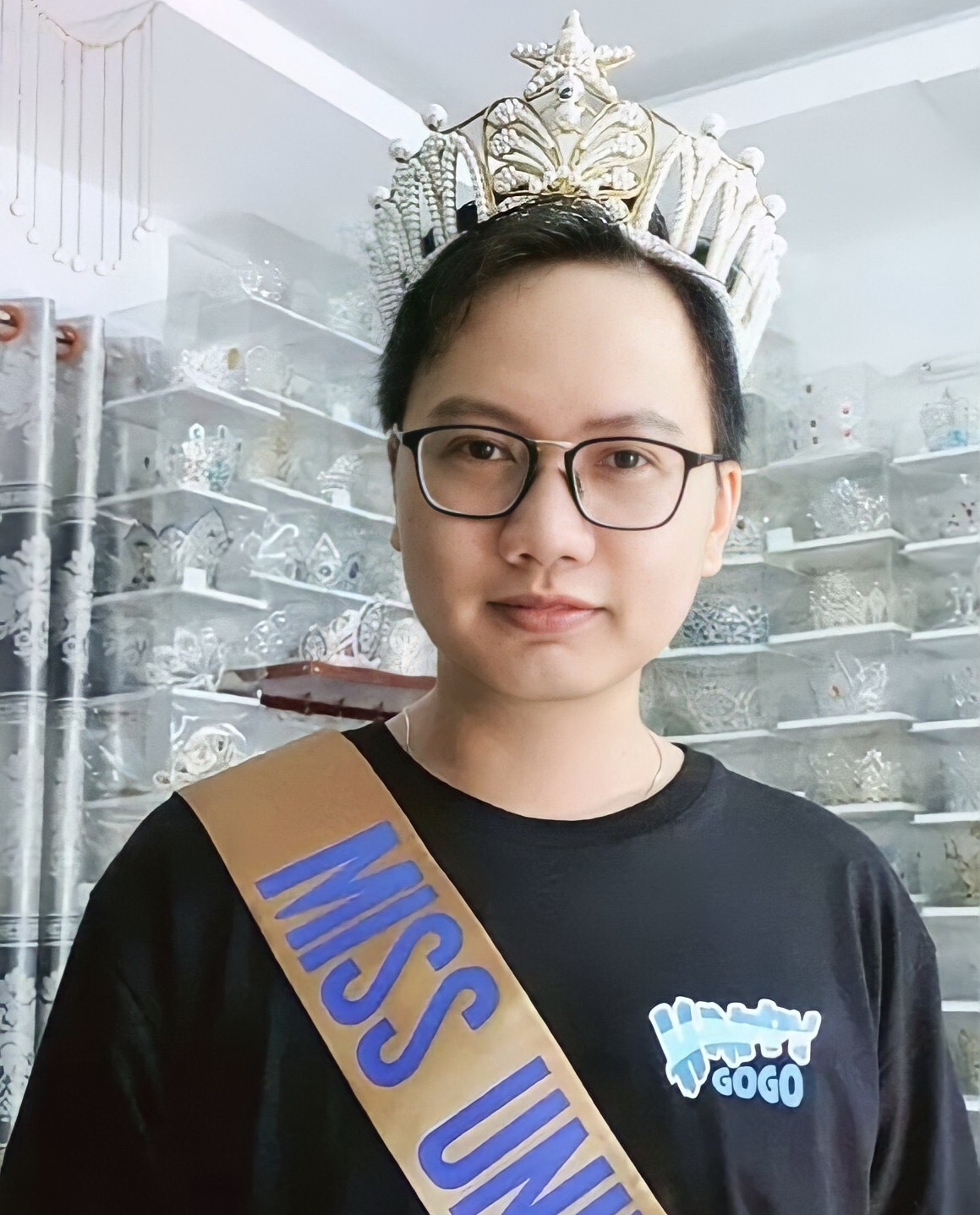 Impressive paper tiara collection of Vietnamese guy Impressive paper tiara collection of Vietnamese guy