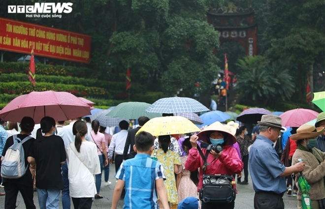 In photos: Tourists brace drizzle, flock to Hung King's Temple In photos: Tourists brace drizzle, flock to Hung King's Temple