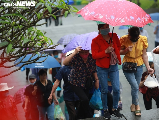 In photos: Tourists brace drizzle, flock to Hung King's Temple In photos: Tourists brace drizzle, flock to Hung King's Temple