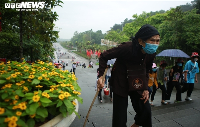 In photos: Tourists brace drizzle, flock to Hung King's Temple In photos: Tourists brace drizzle, flock to Hung King's Temple