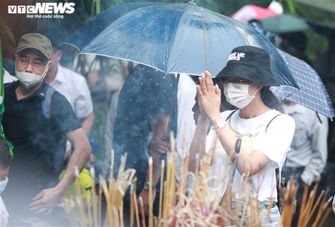 In photos: Tourists brace drizzle, flock to Hung King's Temple In photos: Tourists brace drizzle, flock to Hung King's Temple