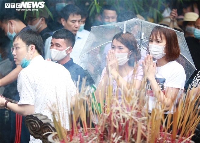 In photos: Tourists brace drizzle, flock to Hung King's Temple In photos: Tourists brace drizzle, flock to Hung King's Temple