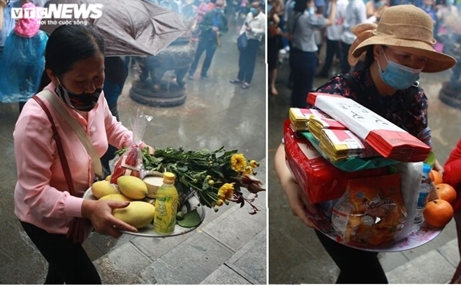 In photos: Tourists brace drizzle, flock to Hung King's Temple In photos: Tourists brace drizzle, flock to Hung King's Temple