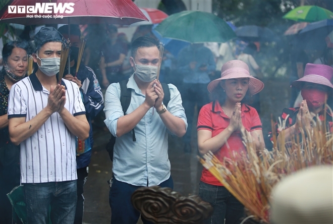 In photos: Tourists brace drizzle, flock to Hung King's Temple In photos: Tourists brace drizzle, flock to Hung King's Temple
