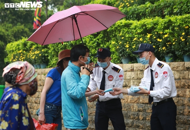 In photos: Tourists brace drizzle, flock to Hung King's Temple In photos: Tourists brace drizzle, flock to Hung King's Temple