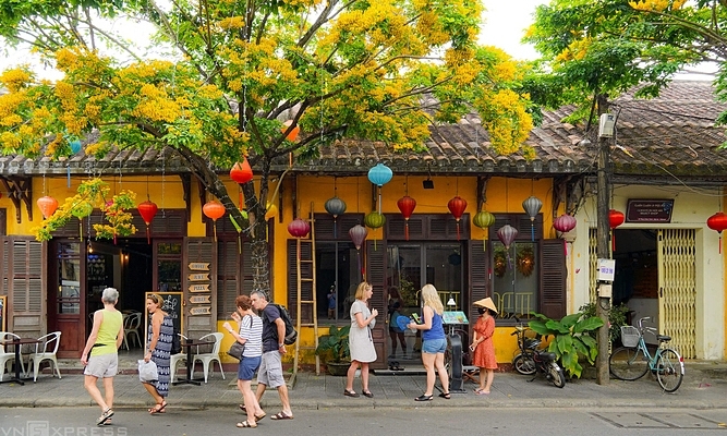 Experts advocate Quang Nam’s proposal to welcome int’l Covid-19 vaccine passport holders Experts advocate Quang Nam’s proposal to welcome int’l Covid-19 vaccine passport holders
