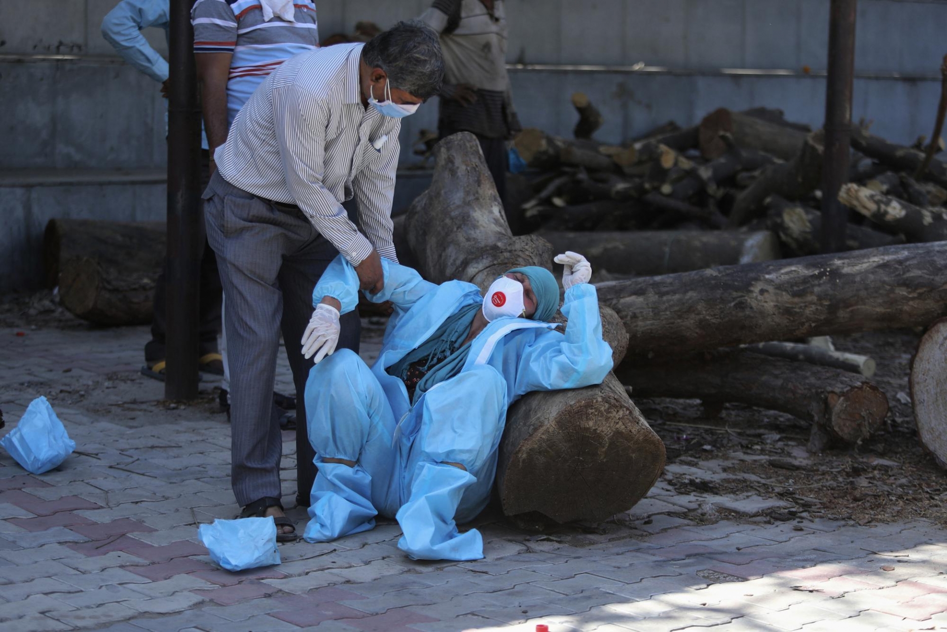 India’s lastest Covid-19 updates: record numbers for 5th days straight, hospitals scramble for oxygen India’s lastest Covid-19 updates: record numbers for 5th days straight, hospitals scramble for oxygen