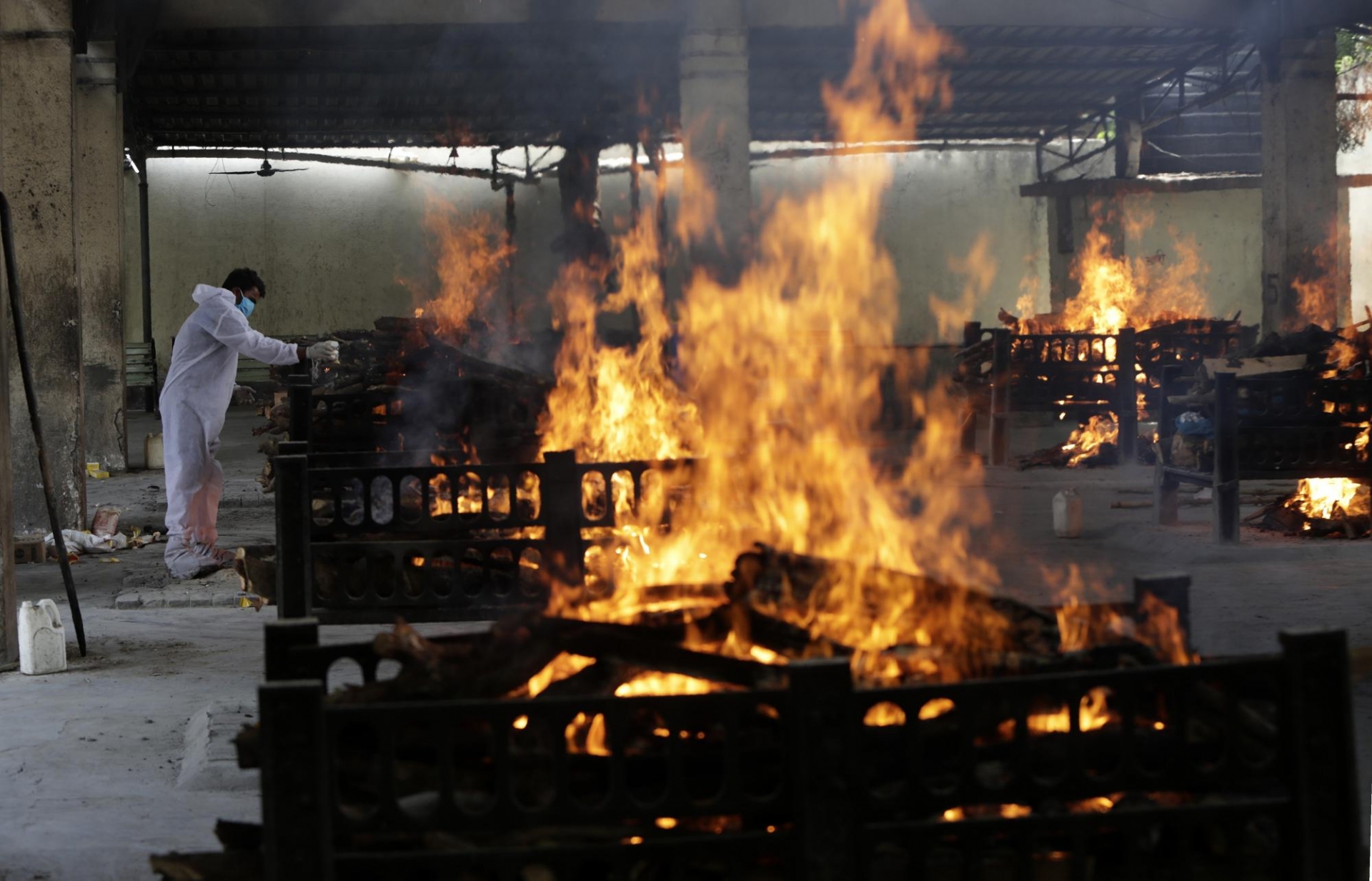 India’s lastest Covid-19 updates: record numbers for 5th days straight, hospitals scramble for oxygen India’s lastest Covid-19 updates: record numbers for 5th days straight, hospitals scramble for oxygen