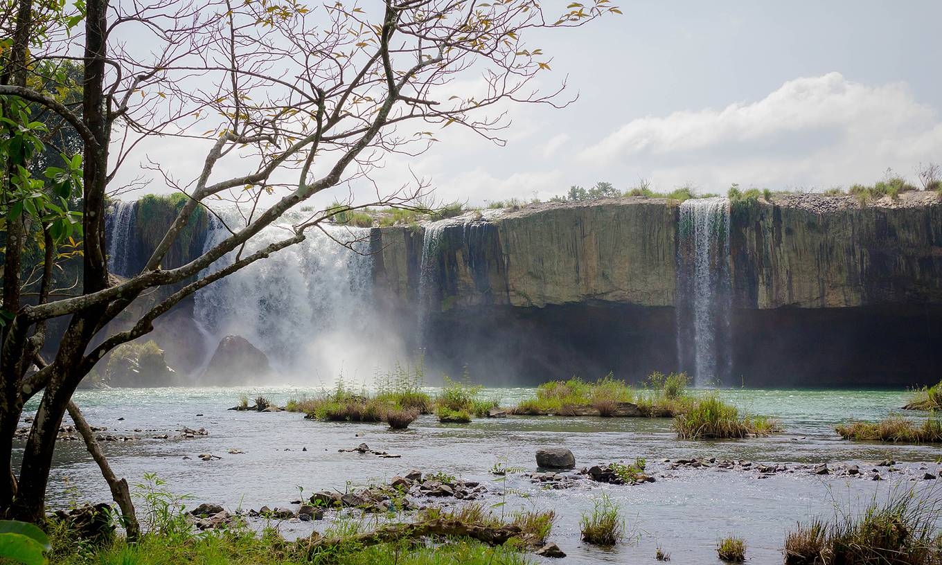 Russia tourist dies trying to capture Vietnam waterfall on flycam Russia tourist dies trying to capture Vietnam waterfall on flycam