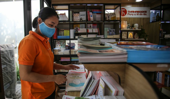 Hanoi Book street reopens after social distancing ease hanoi book street reopens after social distancing