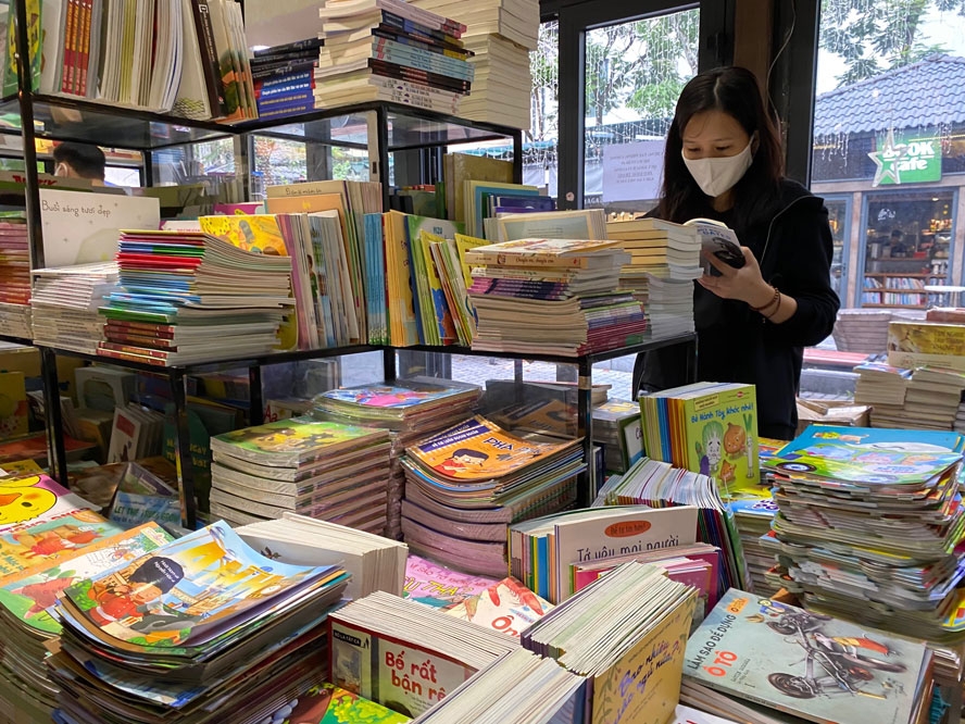 Hanoi Book street reopens after social distancing ease hanoi book street reopens after social distancing