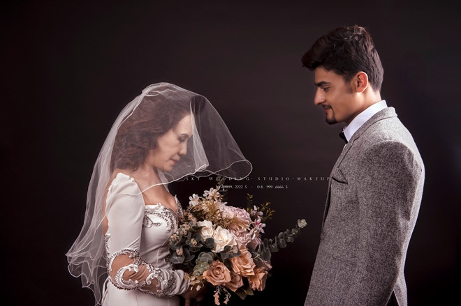 sweet wedding shots of the 65 vietnamese bride with her 24 pakistanian groom spur internet joy