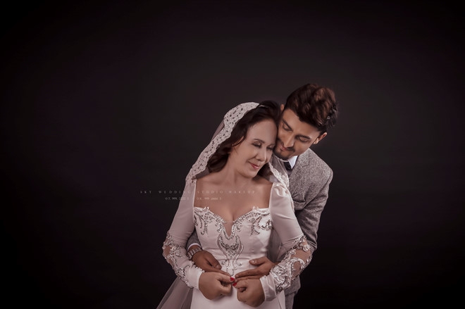 sweet wedding shots of the 65 vietnamese bride with her 24 pakistanian groom spur internet joy