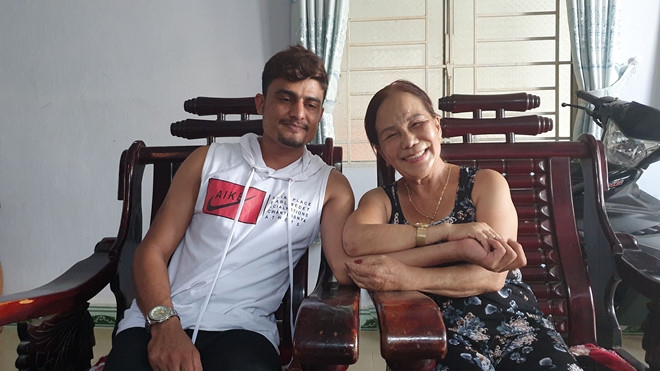 sweet wedding shots of the 65 vietnamese bride with her 24 pakistanian groom spur internet joy