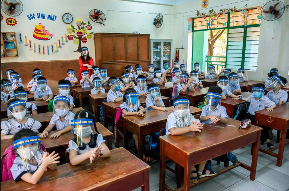 Chinese students wear adorable ‘social distancing wings’ at school chinese students wear adorable social distancing wings at school