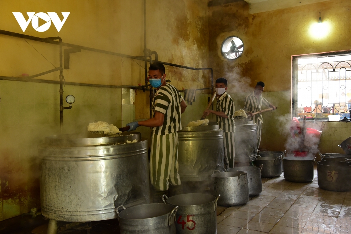 Inmates' speical meal on Reunification Day in prison