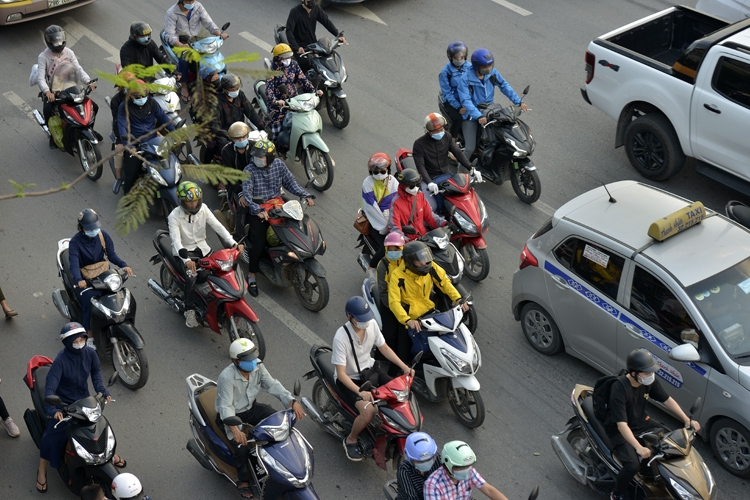 Thousands of vehicles flock to Hanoi after holiday break Thousands of vehicles flock to Hanoi after holiday break