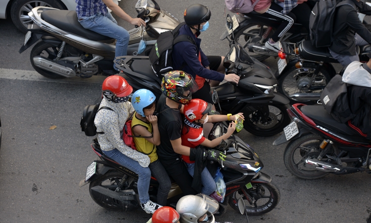 Thousands of vehicles flock to Hanoi after holiday break Thousands of vehicles flock to Hanoi after holiday break