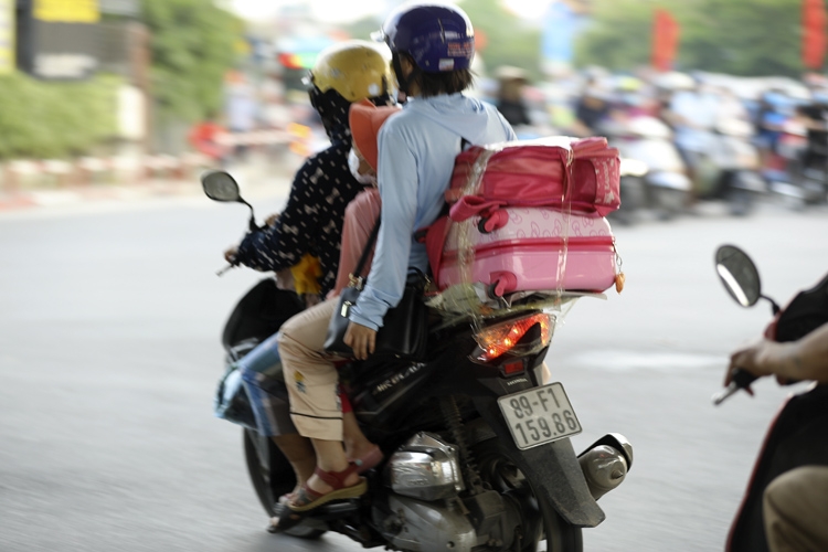Thousands of vehicles flock to Hanoi after holiday break Thousands of vehicles flock to Hanoi after holiday break