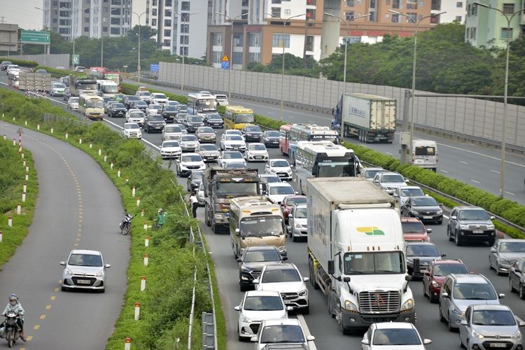 Thousands of vehicles flock to Hanoi after holiday break Thousands of vehicles flock to Hanoi after holiday break