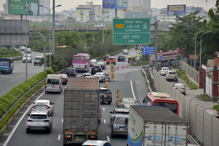 Thousands of vehicles flock to Hanoi after holiday break Thousands of vehicles flock to Hanoi after holiday break