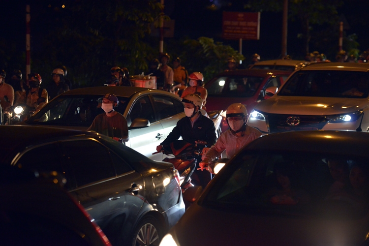 Thousands of vehicles flock to Hanoi after holiday break Thousands of vehicles flock to Hanoi after holiday break