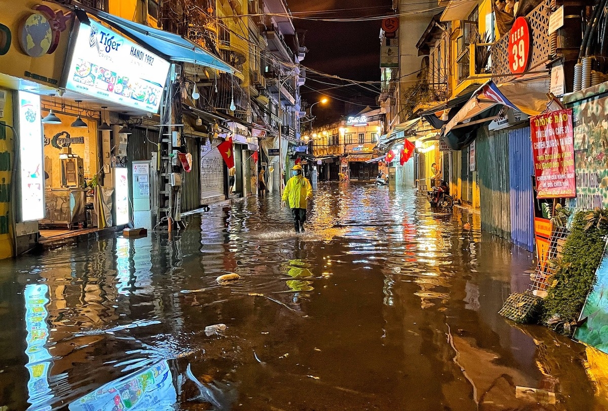 Sudden downpour hits Hanoi streets Sudden downpour hits Hanoi streets