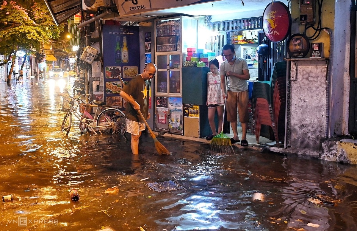 Sudden downpour hits Hanoi streets Sudden downpour hits Hanoi streets