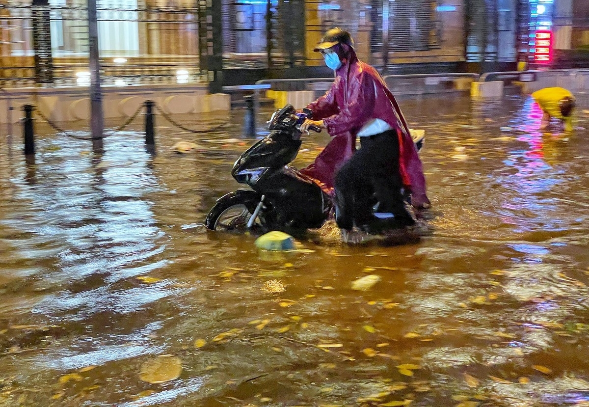 Sudden downpour hits Hanoi streets Sudden downpour hits Hanoi streets