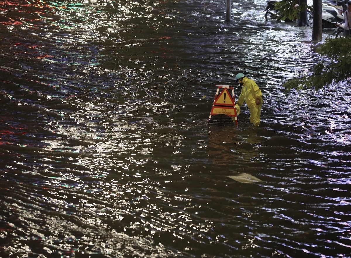 Sudden downpour hits Hanoi streets Sudden downpour hits Hanoi streets