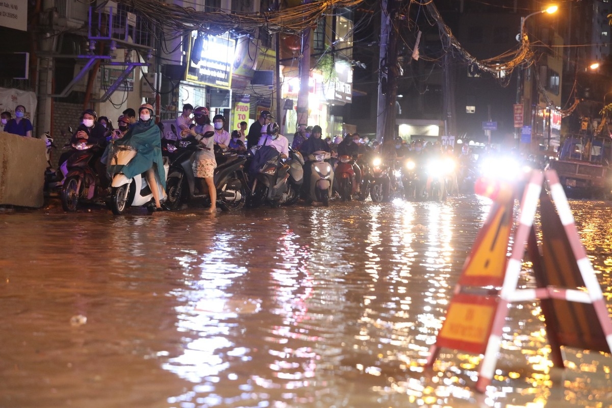 Sudden downpour hits Hanoi streets Sudden downpour hits Hanoi streets